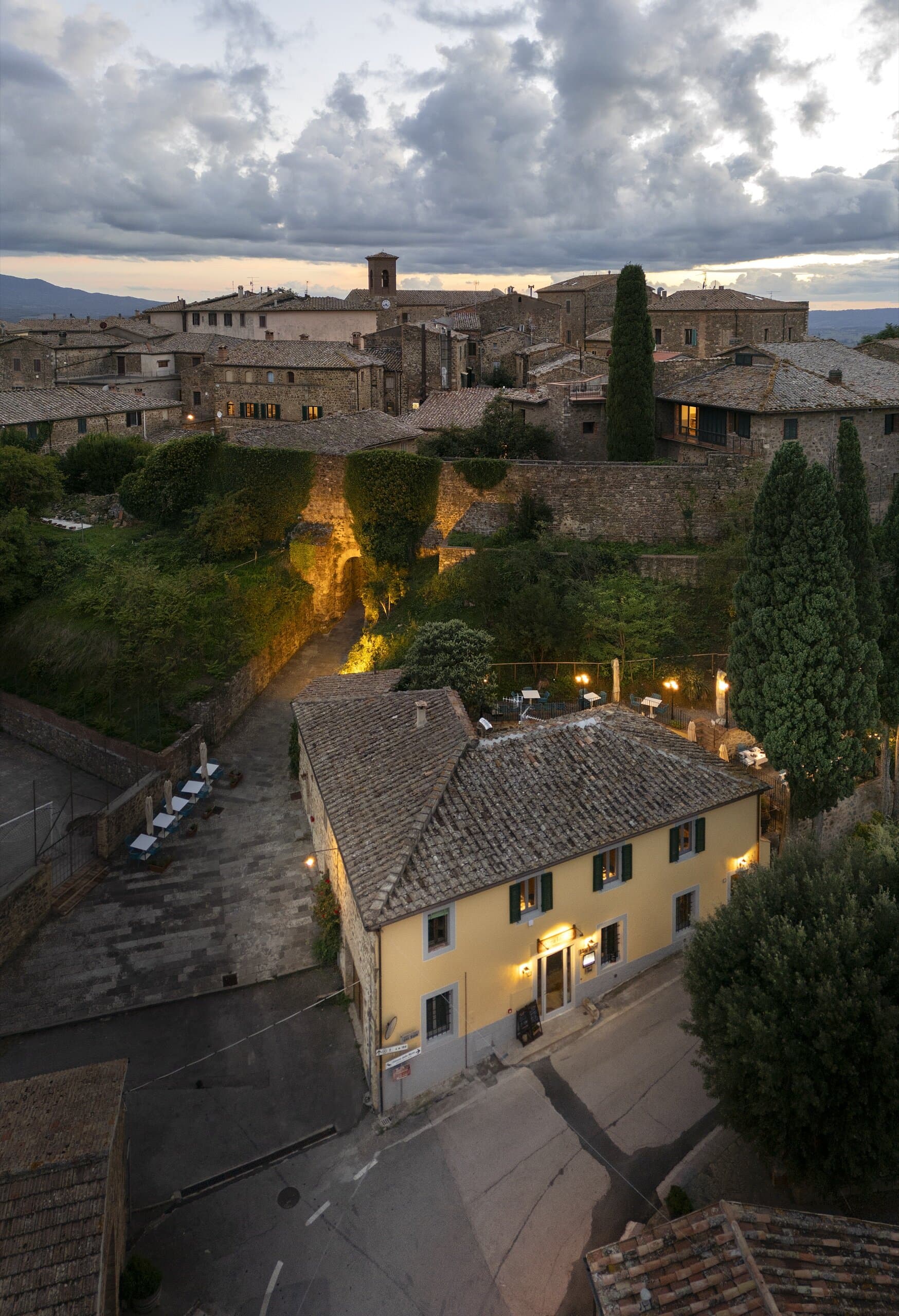 Un vicolo di Sant'Angelo in Colle al calar della sera