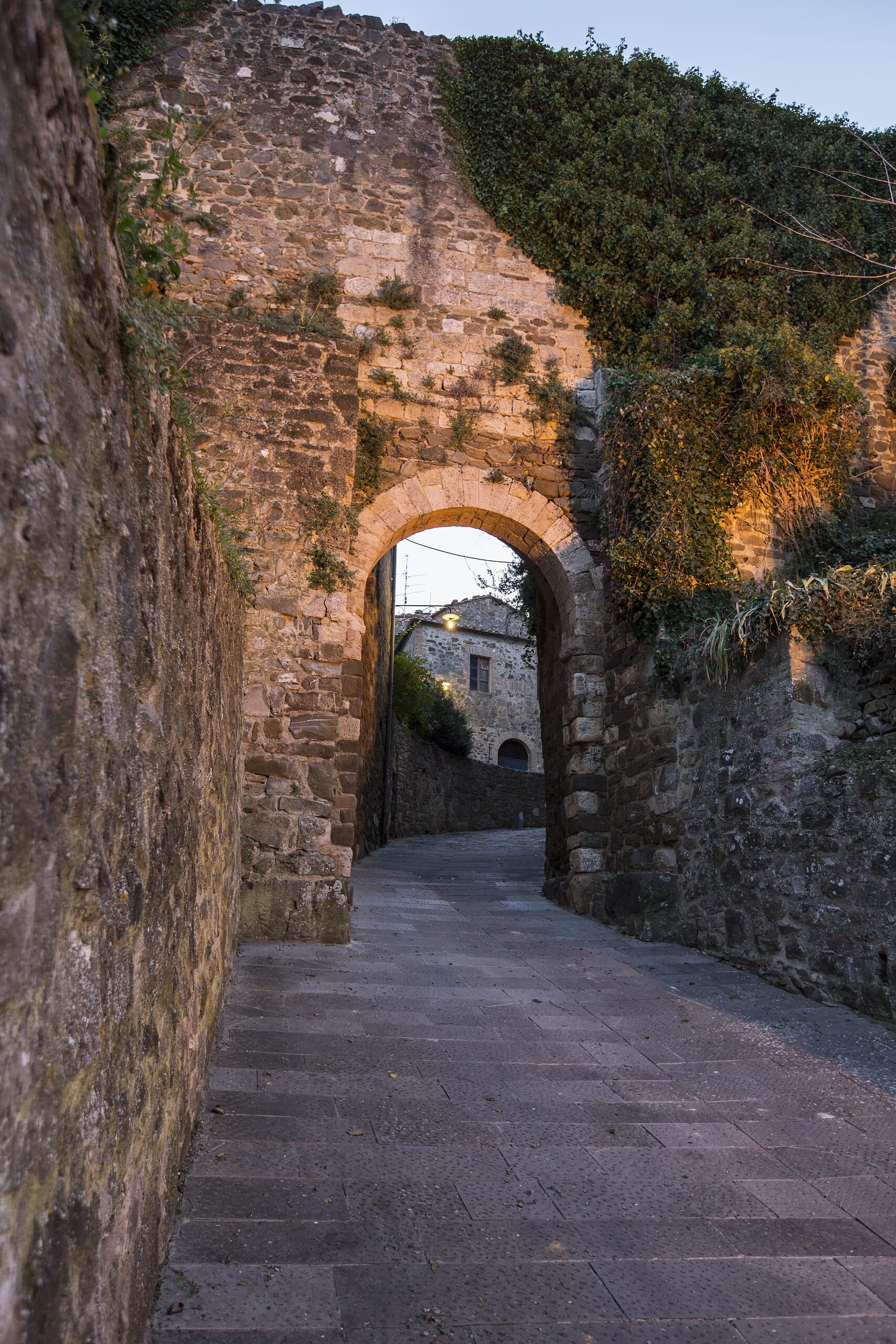 Una sequenza di archi in pietra e mattoni nelle vie di Sant'Angelo in Colle