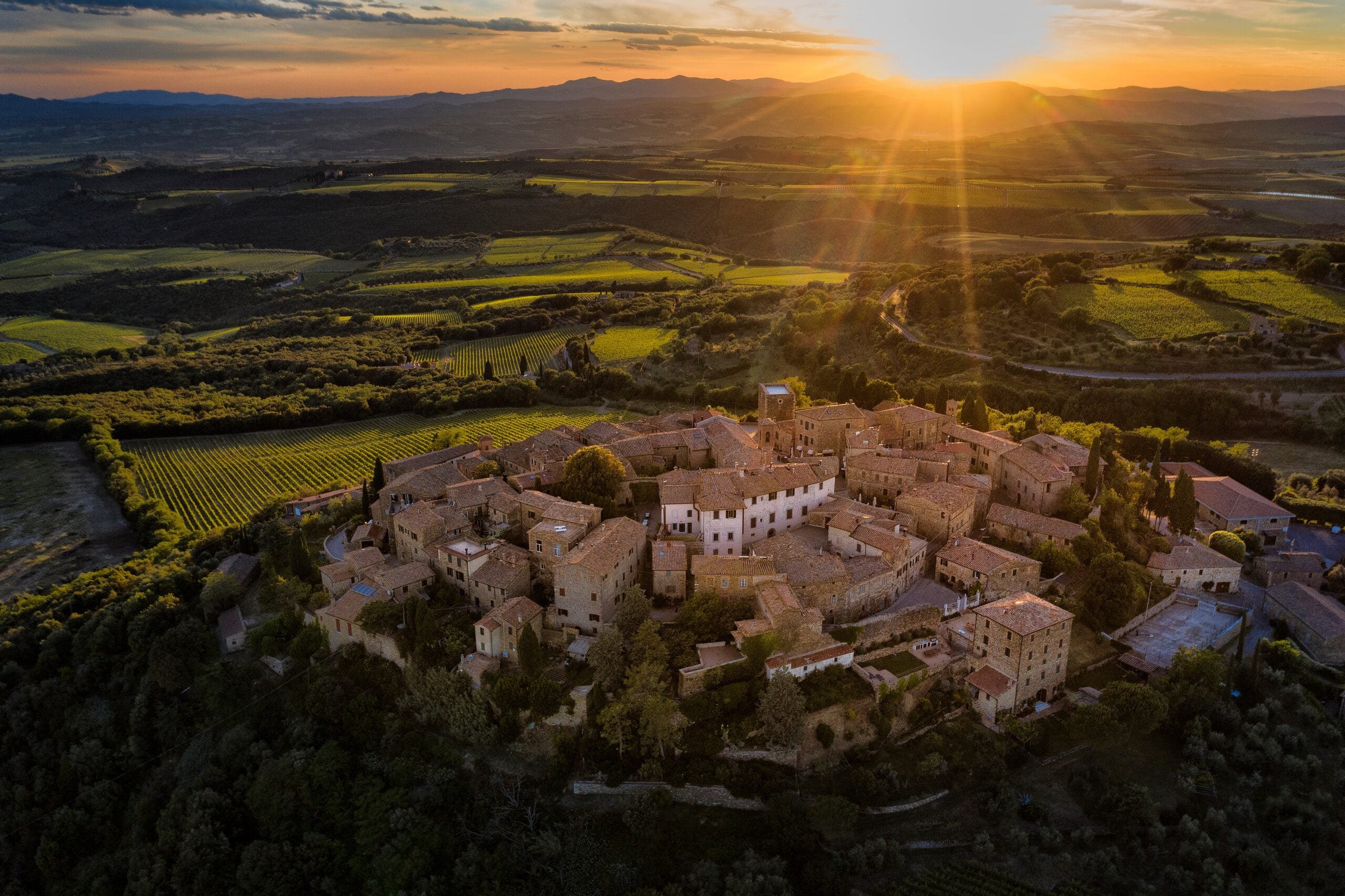Sant'Angelo in Colle visto dall'alto al tramonto, tra i vigneti della Val d'Orcia