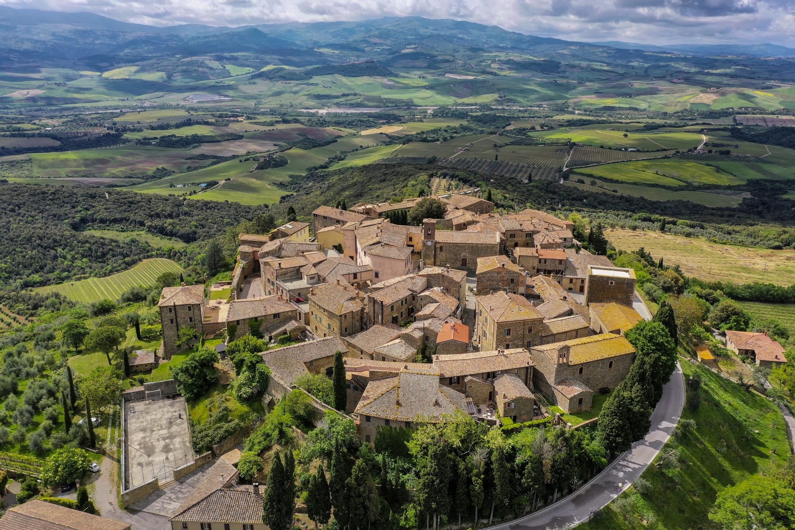 Il borgo murato di Sant'Angelo in Colle visto dall'alto con la Val d'Orcia sullo sfondo