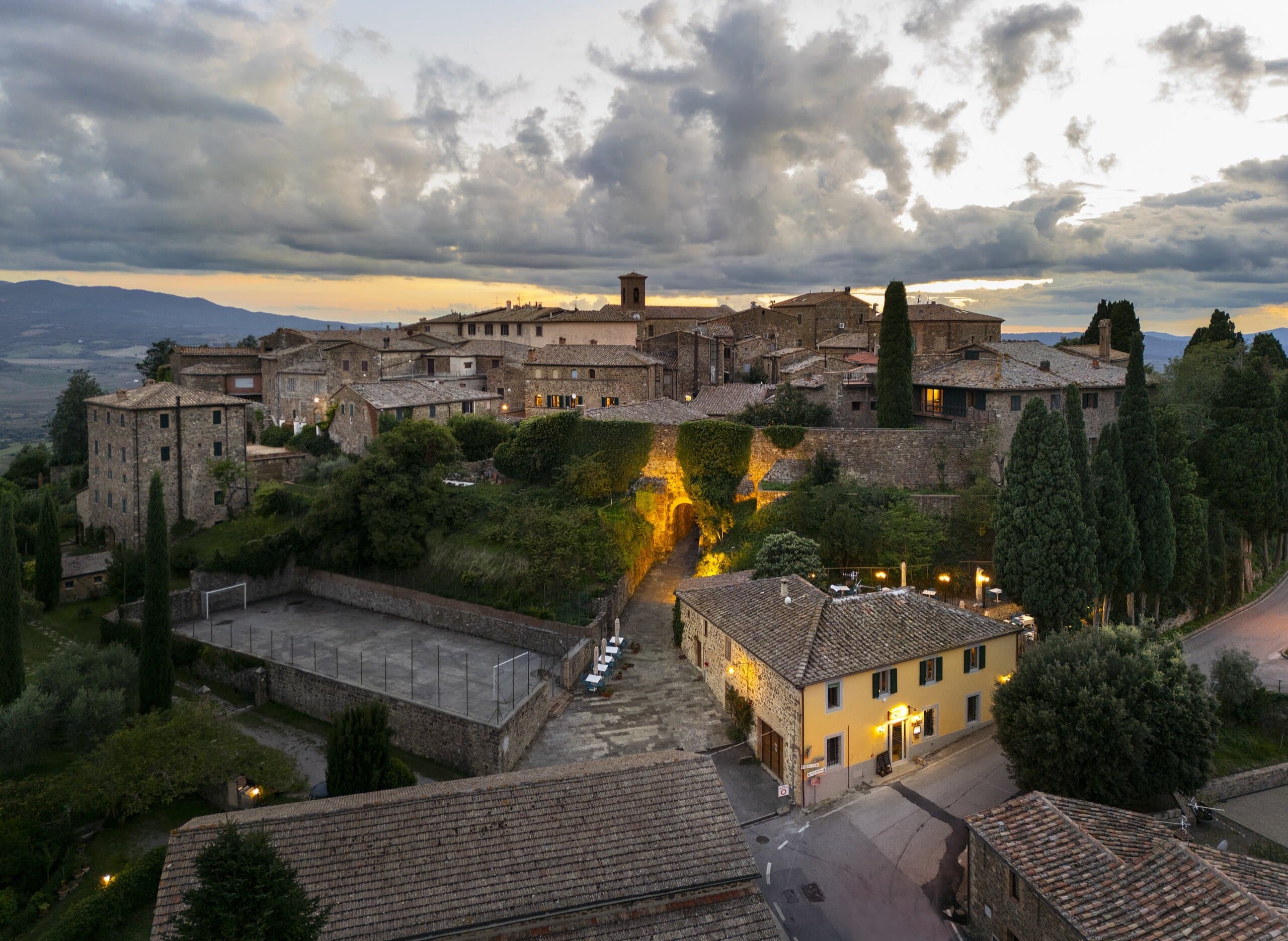 Il borgo murato di Sant'Angelo in Colle visto dall'alto, tra i vigneti della Val d'Orcia