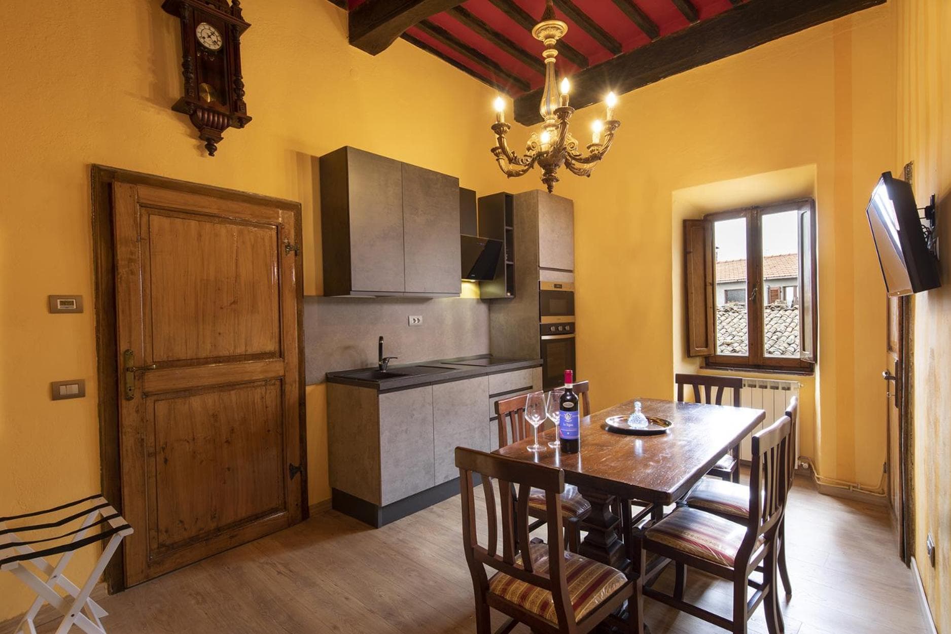 La cucina e sala da pranzo condivisa da Cavaliere Azzurro e Contessa Rossa nel Relais Il Pozzo