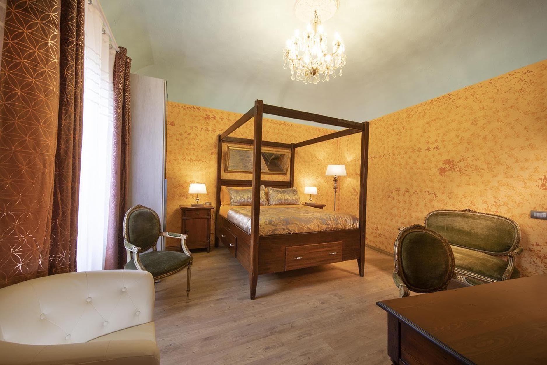 Suite Deluxe del Cavaliere Azzurro: the bedroom with its four-poster bed