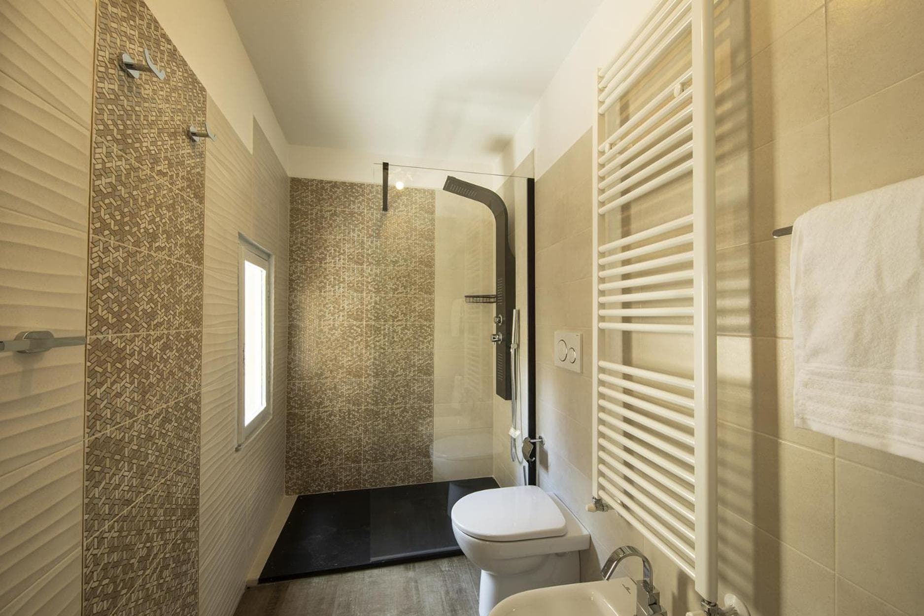 The bathroom of the Matrimoniale di Cleopatra, with a shower