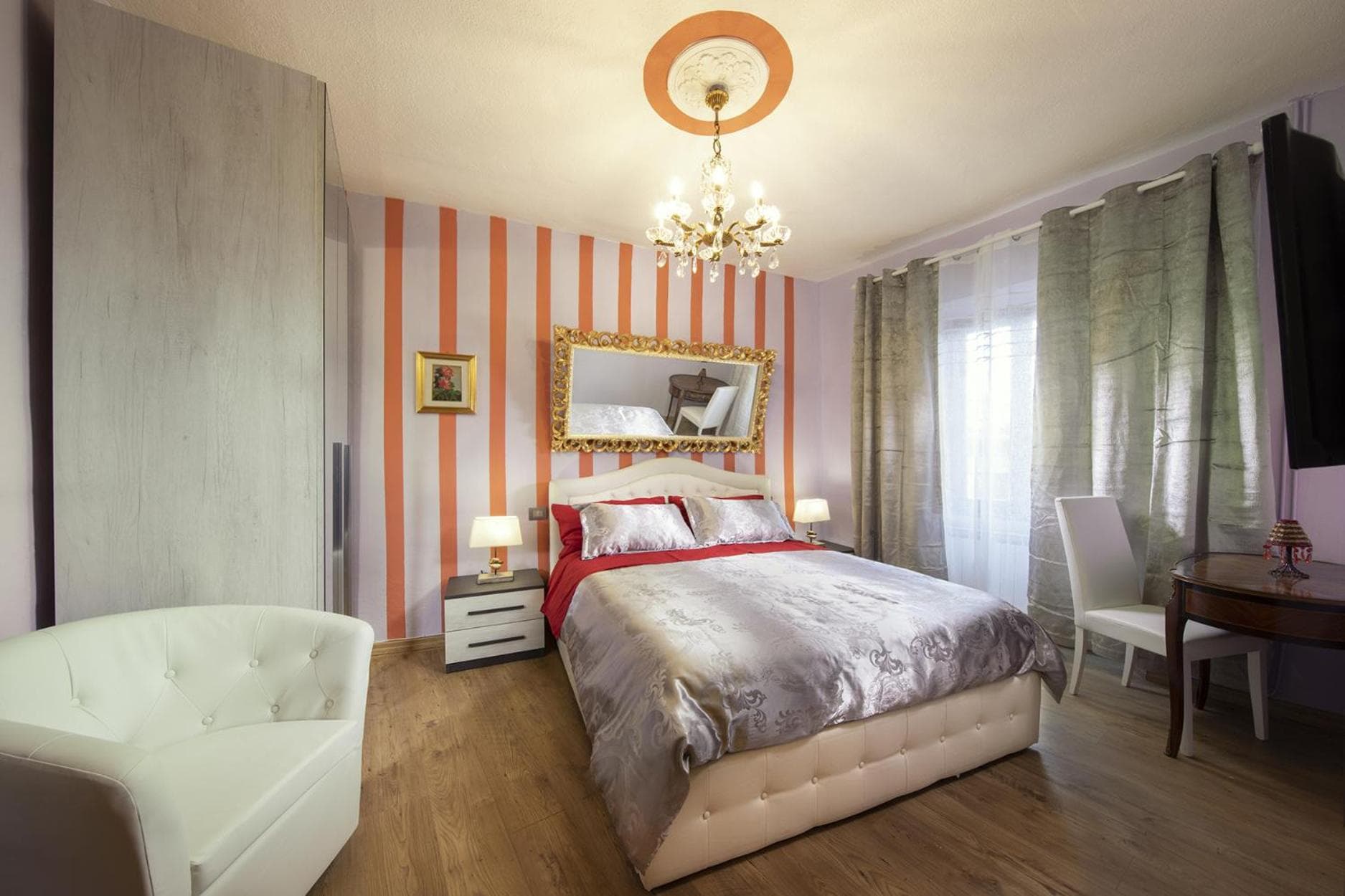 Matrimoniale Deluxe della Contessa Rossa: the bedroom with gilded mirrors