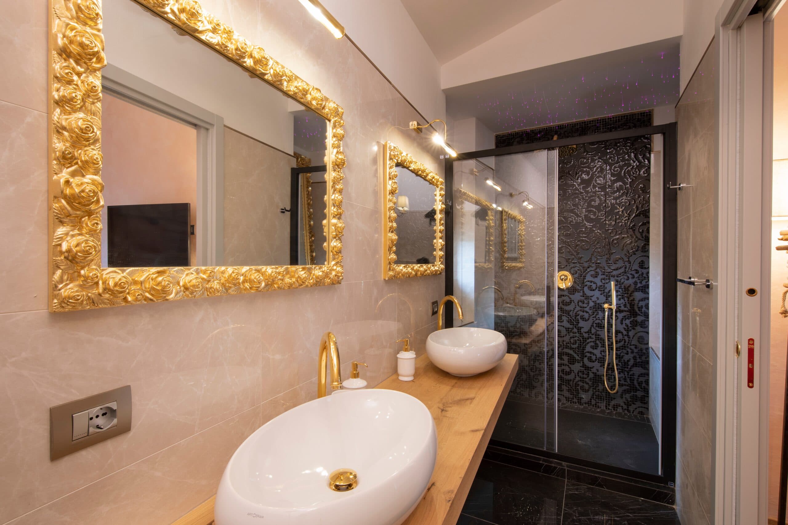 Il gran bagno della Suite del Faraone, con doccia a cascata e specchio dorato