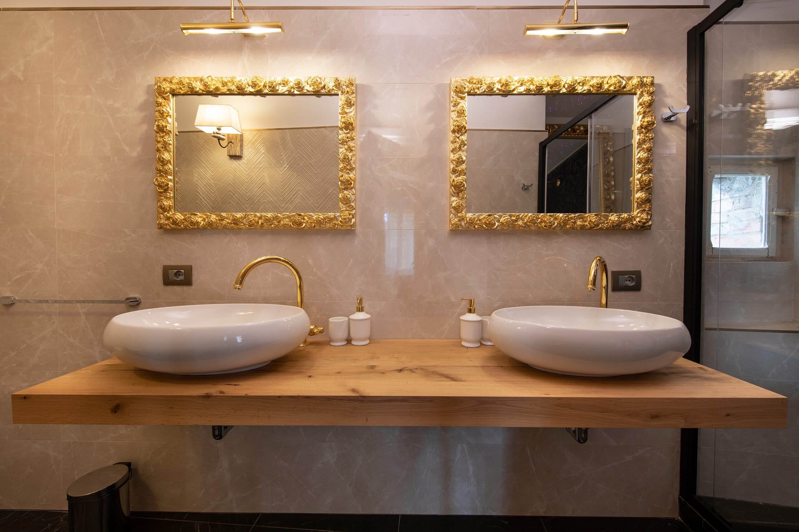 Il bagno della Suite Deluxe del Faraone con doppio lavabo e specchi dorati