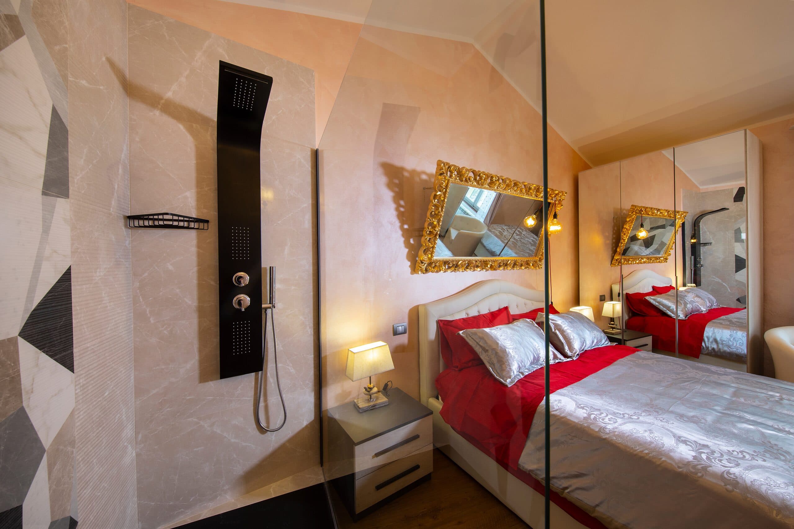 Suite Deluxe del Faraone: the bedroom with in-room cascading rainfall shower and gilded mirrors