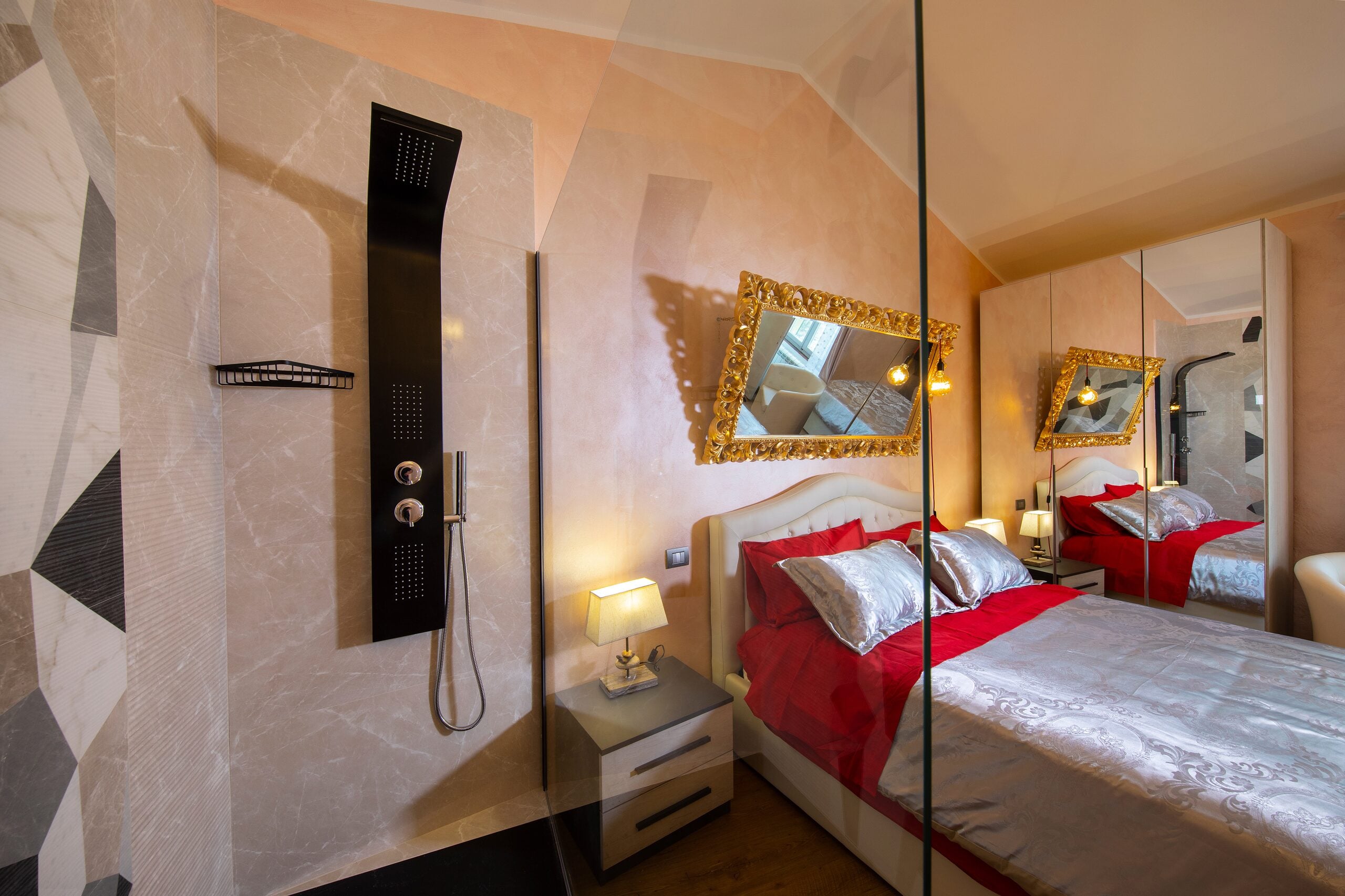 Suite Deluxe del Faraone: gilded mirrors and cascading rainfall shower