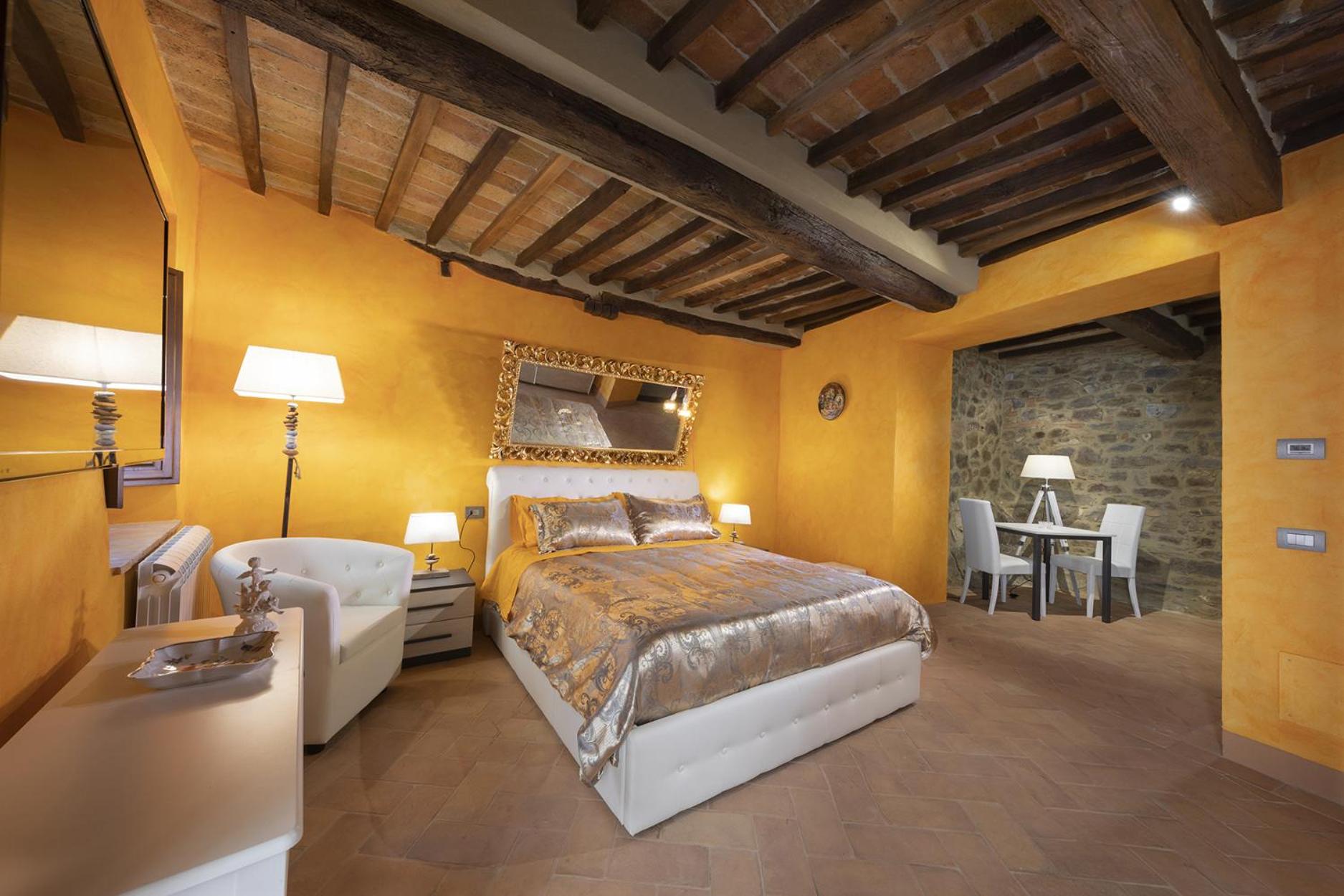 Suite Deluxe dell'Oro: the large loft, with bedroom and dining area